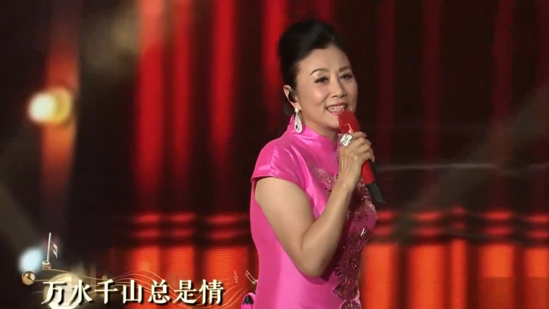 汪明荃再唱《万水千山总是情》，华夏儿女都会唱，怎么听都不腻