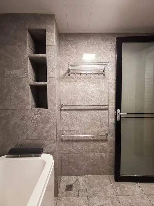 浴缸旁和淋浴区还是这样的壁龛好用顺手实用还漂亮