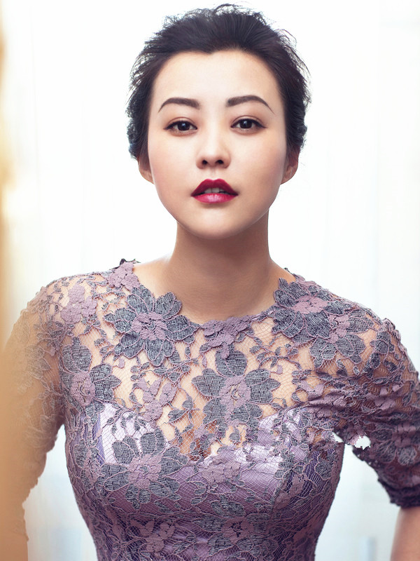 郝蕾"新官上任"好阔气,穿印花套装好有型,举止成熟文雅