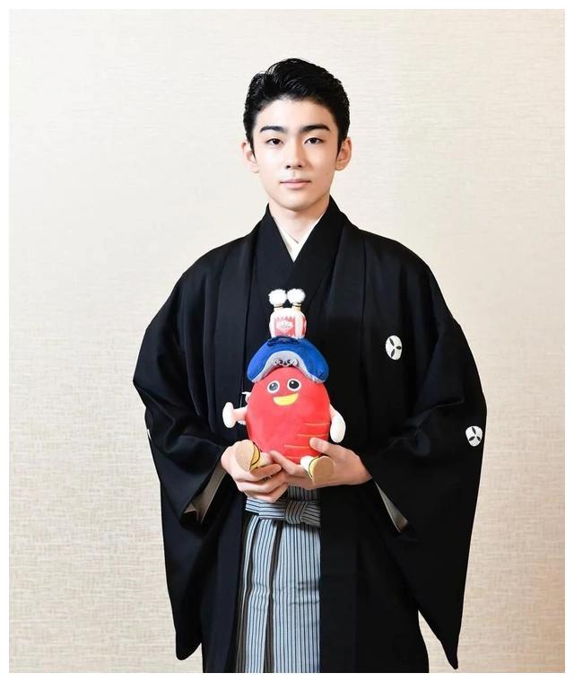 日本歌舞伎小王子儿时呆萌如今俊美才15岁就疯狂圈粉啊