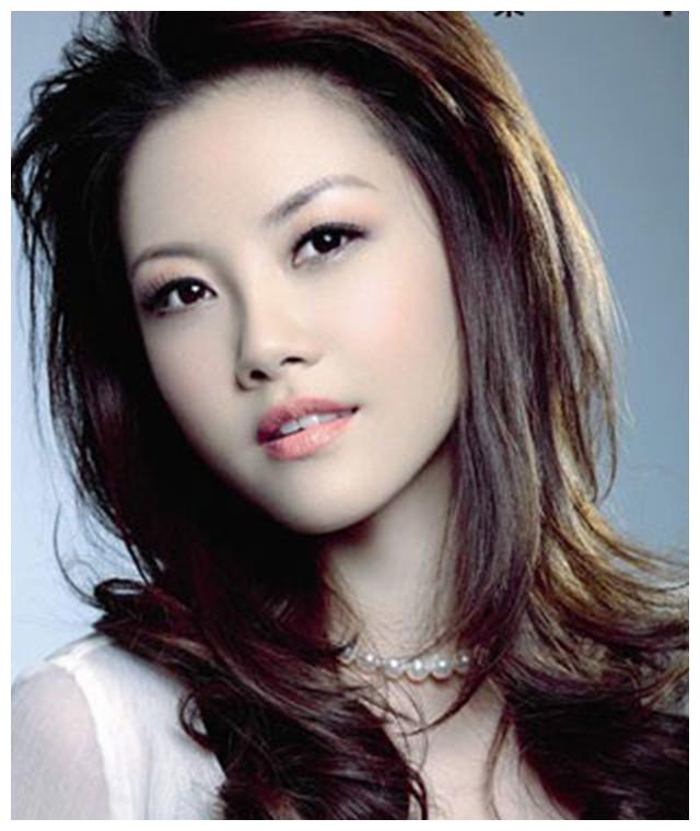 90年代实力唱将戴娆,比杨钰莹还红,却在事业巅峰退圈嫁才子