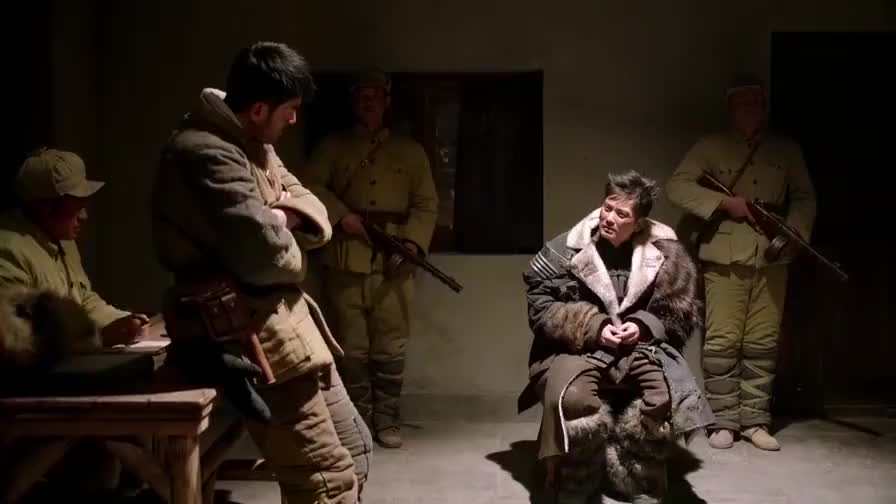 土匪一撮毛耍心眼,杨子荣上去就是一脚,活该!