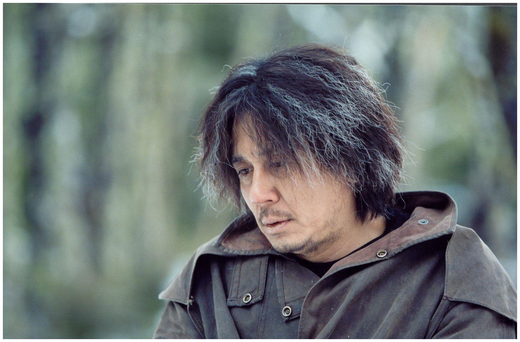 韩国电影《老男孩》故事叙述吴大修(崔岷植饰)某天突然被绑架并关到一