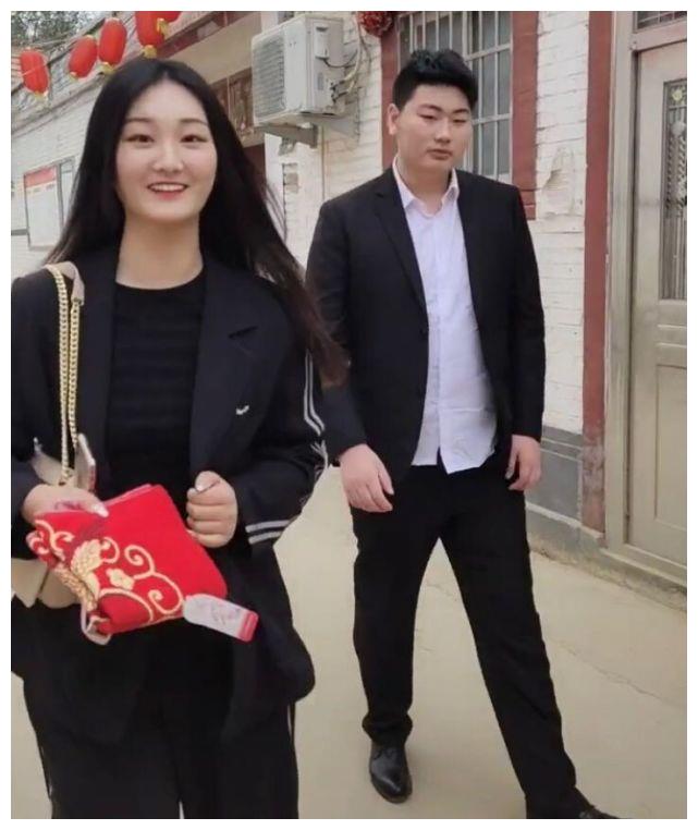 大衣哥儿媳妇回门,大衣哥的做法给足亲家面子,大衣嫂明星范初现