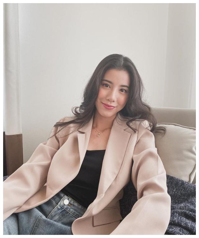 大学,她的笑容就如同邻家女孩一般,让她收获不少粉丝《凤胜龙》的冠军