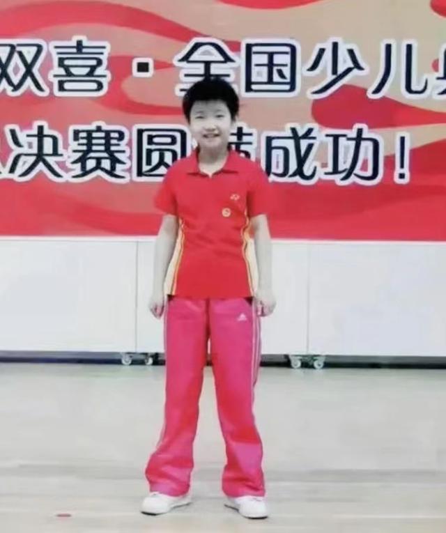 国乒童年照曝光马龙手拿糖葫芦许昕反差太大孙颖莎等比长大