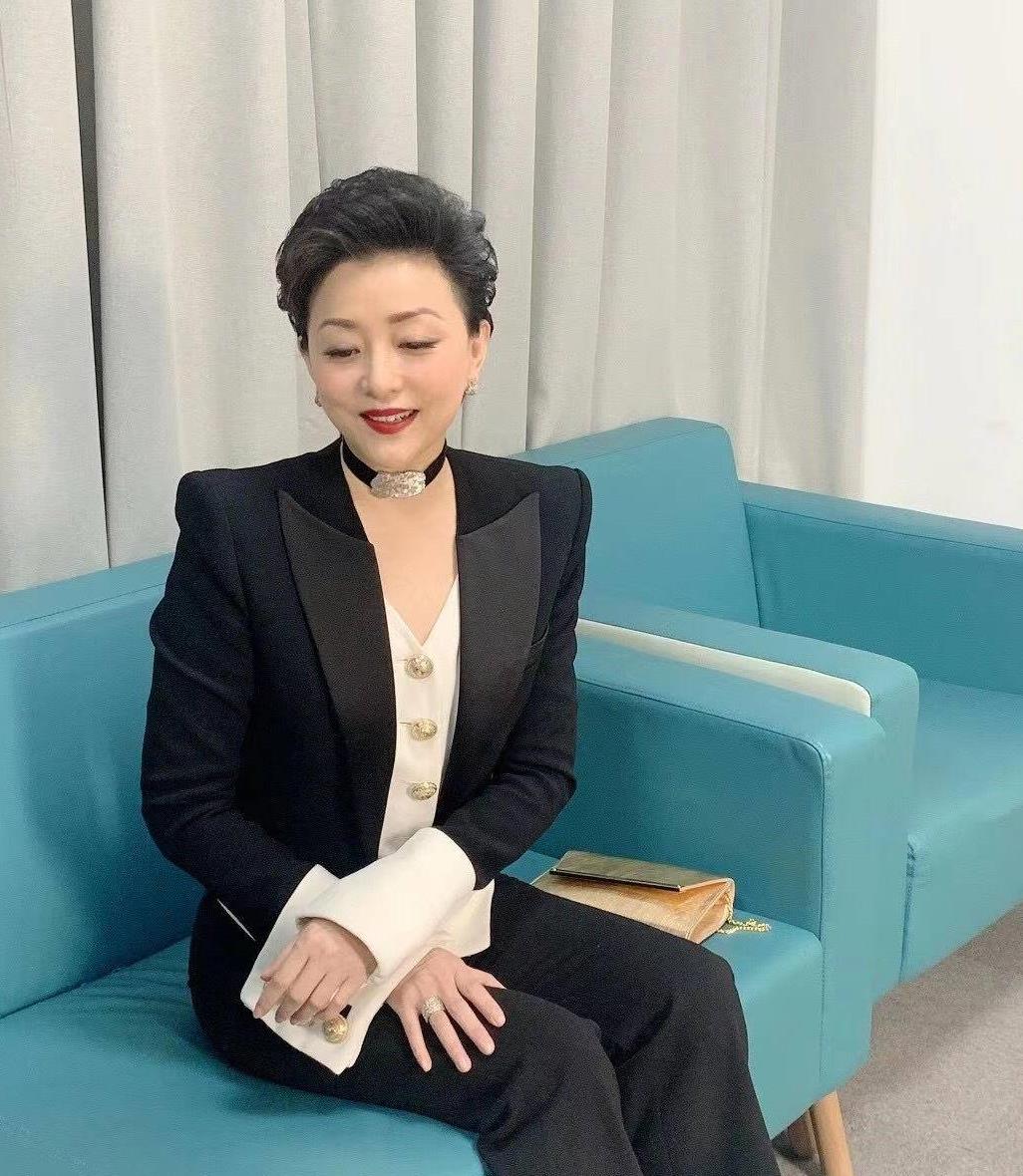 1 / 6 最新一期的《乘风破浪的姐姐》邀请杨澜录制引起热议,这档节目