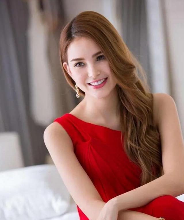 周杰伦夫人气质女神昆凌又美又飒,气场十足,引起网友热议__财经头条