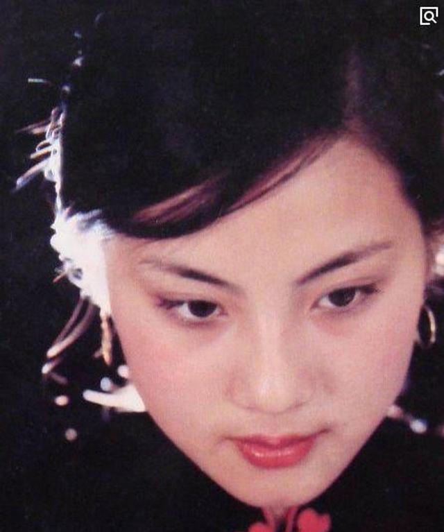 看着乐韵的王熙凤定妆照,镜头前的乐韵的举手投足,让一心想演王熙凤的