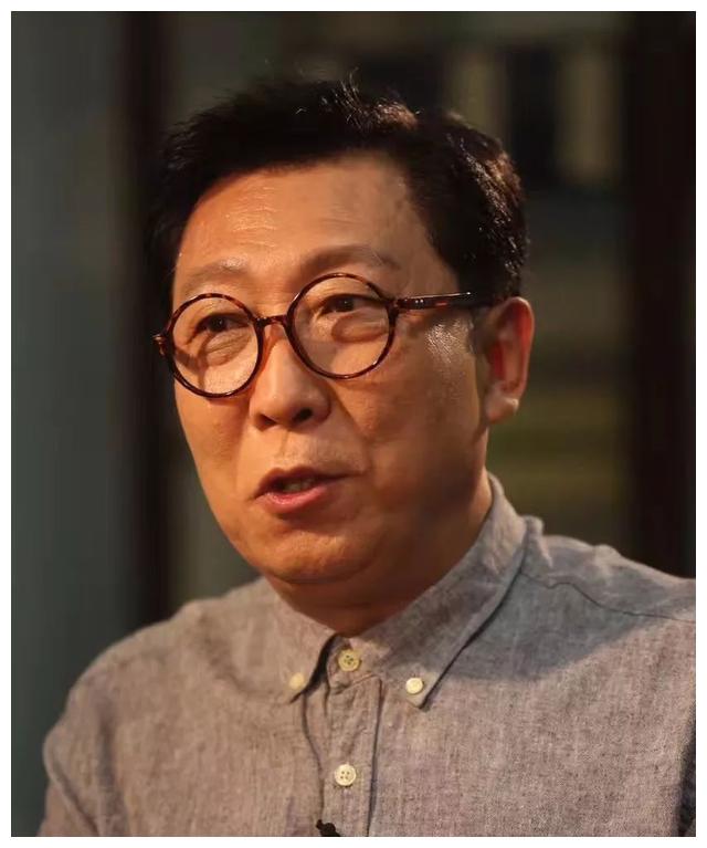 给赵薇当"爸",王志文喊"岳父",韩童生60岁被路人"追着打"