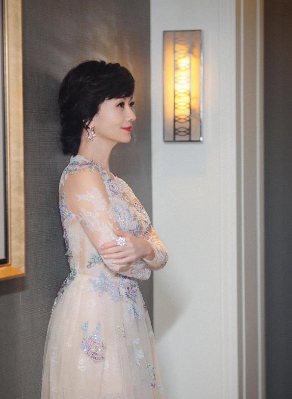 赵雅芝身材虽然保养的不错,但颜值却也变老了,眼角的细纹太明显