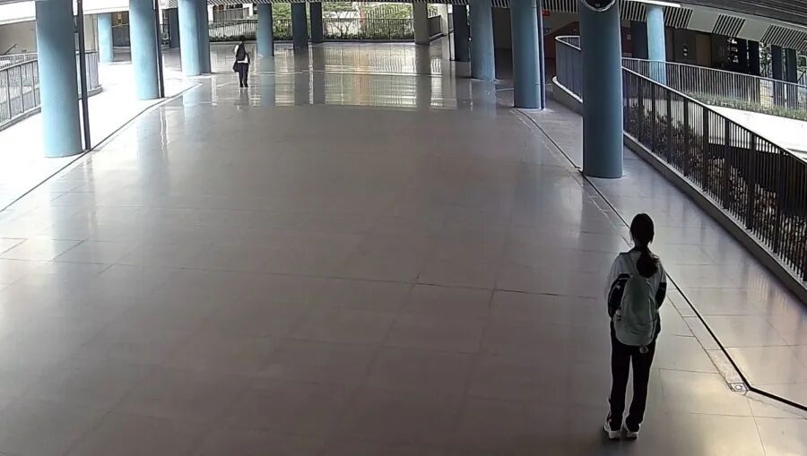广东两名高中生返校迟到被校长抓包，校方调监控后却表扬了她们