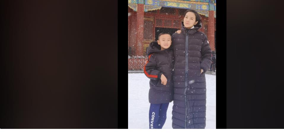 央视主持管彤晒玩雪视频神秘老公罕见出镜一家三口互动超温馨