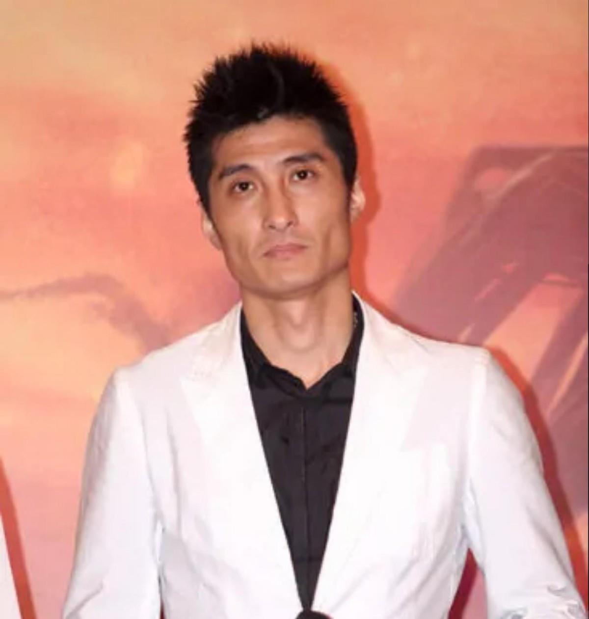 胡兵给妈妈过80大寿,哥哥胡东现身,已改颓废模样__财经头条