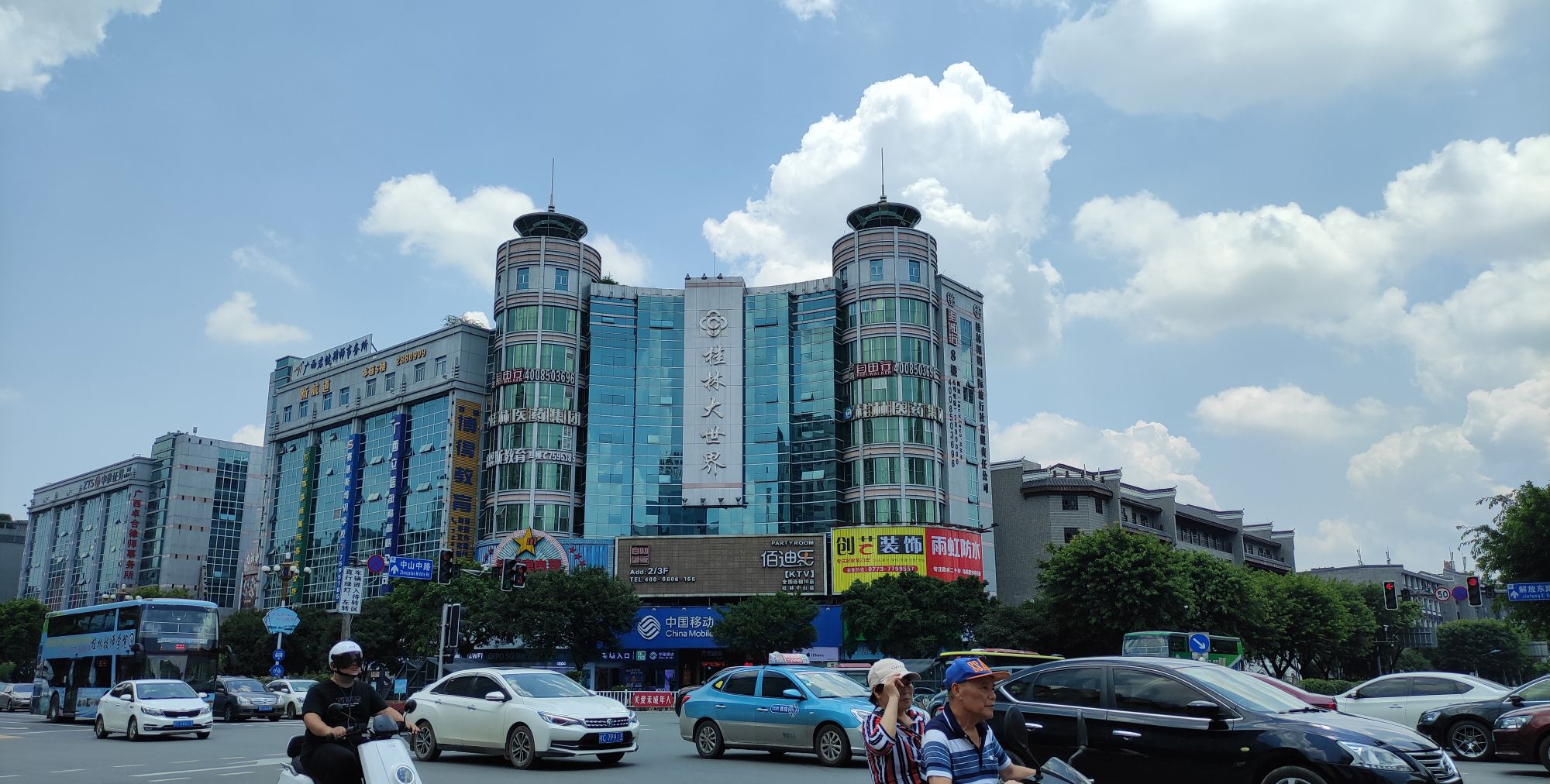 骑行等待红绿灯实拍桂林十字街,桂林市中心最繁忙地段!