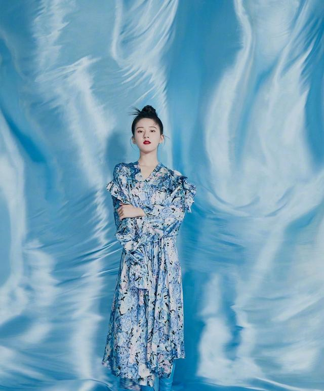 赵露思一袭蓝色碎花裙配上粉蓝色的高筒靴全蓝色搭配清凉