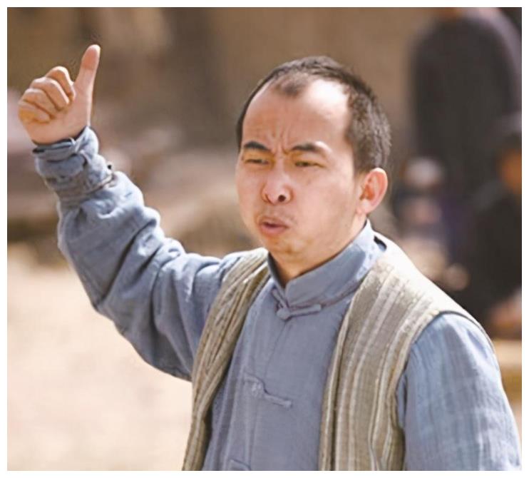 并不是很熟悉,但是说到他出演的角色都有印象,在《铁梨花》中饰演色子