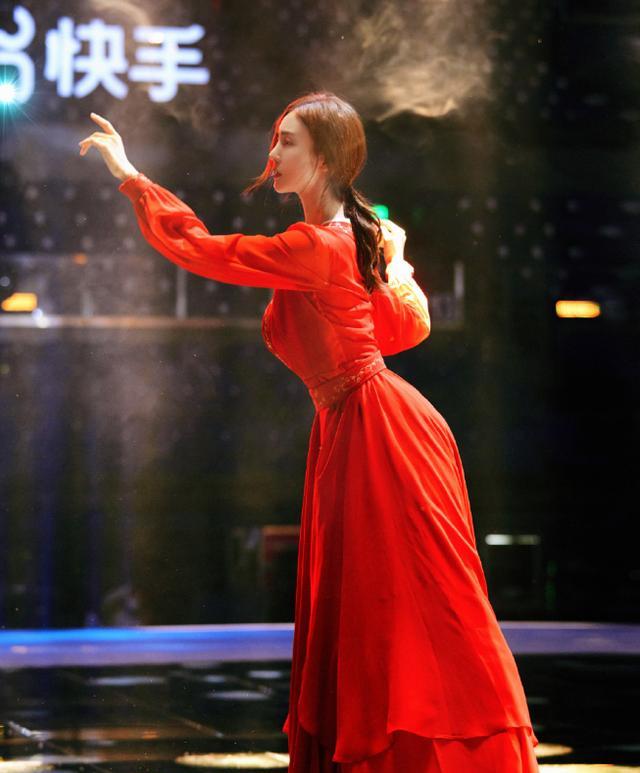 因为是一名舞者,所以在跳舞时金晨将自己的全身心情感全部投入了进去