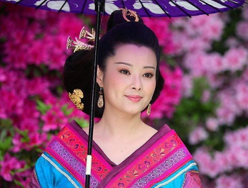 果然,爱笑的女生运气不会差,过了一夜,傅瑶再次遇见冯媛时,冯媛这个野