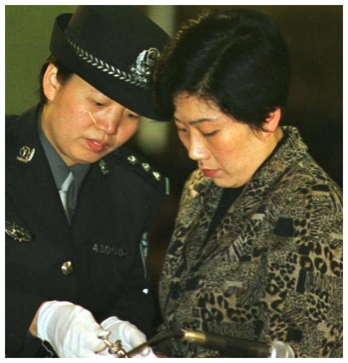 虽然蒋艳萍只是一个普通工人,但不可否认她十分聪明,在浑身解数用尽