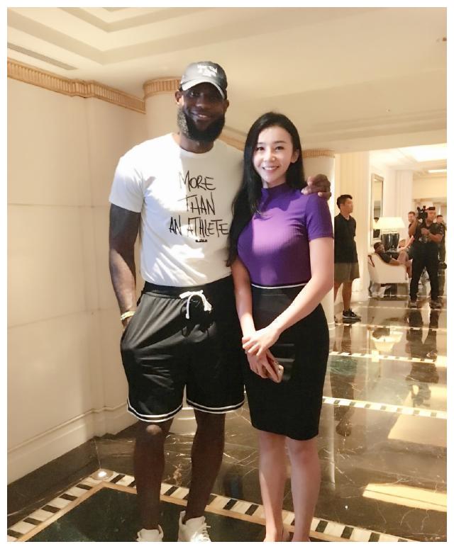 張曼源是我國知名nba女主播,因為傲人的身材長相清純甜美,再加上與