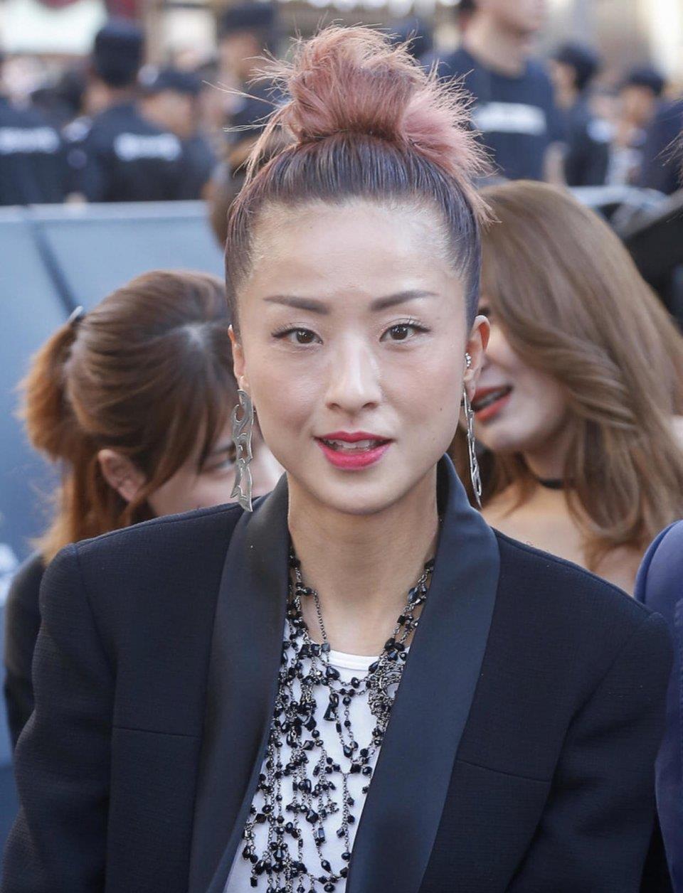 徐濠萦品味一点也不差!黑色西装搭配皮裤张扬霸气,气场十足