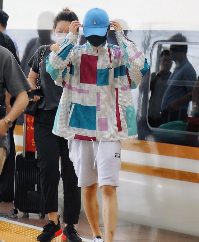 长相阳光过于青春的你还在被质疑吗?鹿晗的穿搭法则让你拥有成熟休闲区蓝鸢梦想 - Www.slyday.coM 长相阳光过于青春的你还在被质疑吗?鹿晗的穿搭法则让你拥有成熟休闲区蓝鸢梦想 - Www.slyday.coM