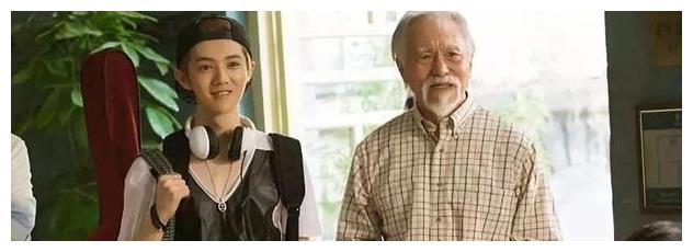 84岁浑身肌肉,开路虎和妻子秀恩爱|王德顺|哑剧|妻子_新浪新闻