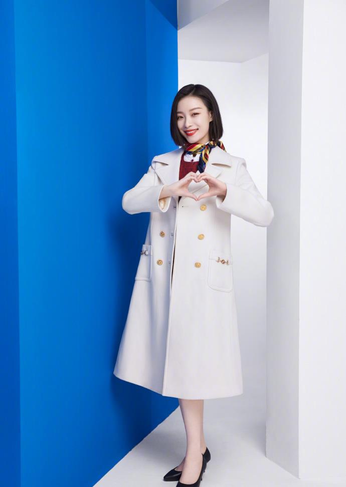 倪妮春晚首秀满分波波头搭配三万元大衣演小品气质拿捏得刚好