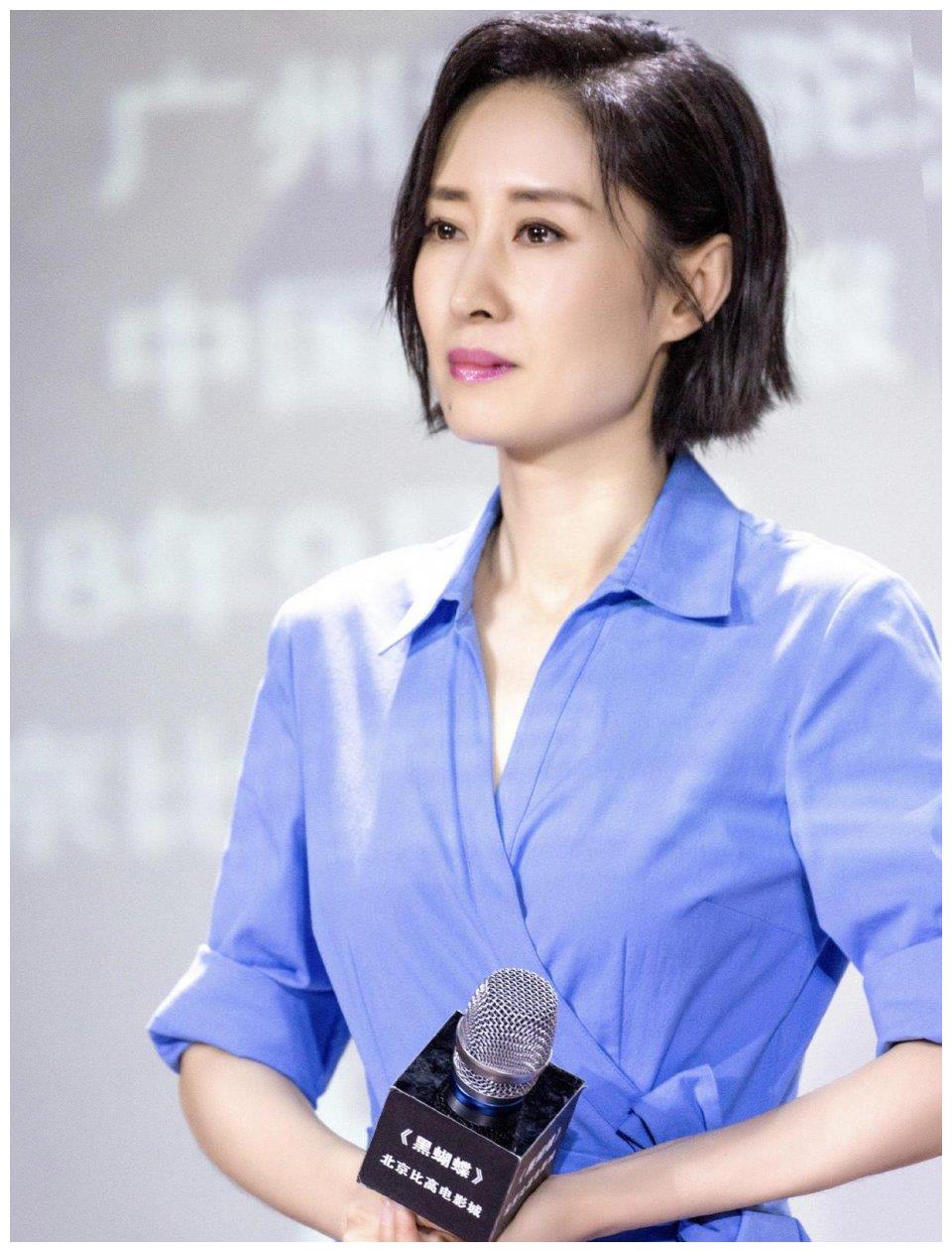 刘敏涛又换新发型,一袭蓝色衬衫连衣裙配短发亮相,气质美得爆表