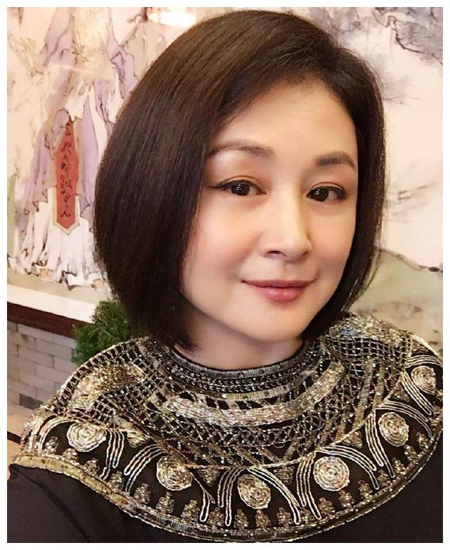 值得一提的是,脚"谢大脚"说她年轻时是校花,本以为开玩笑,看到照片后