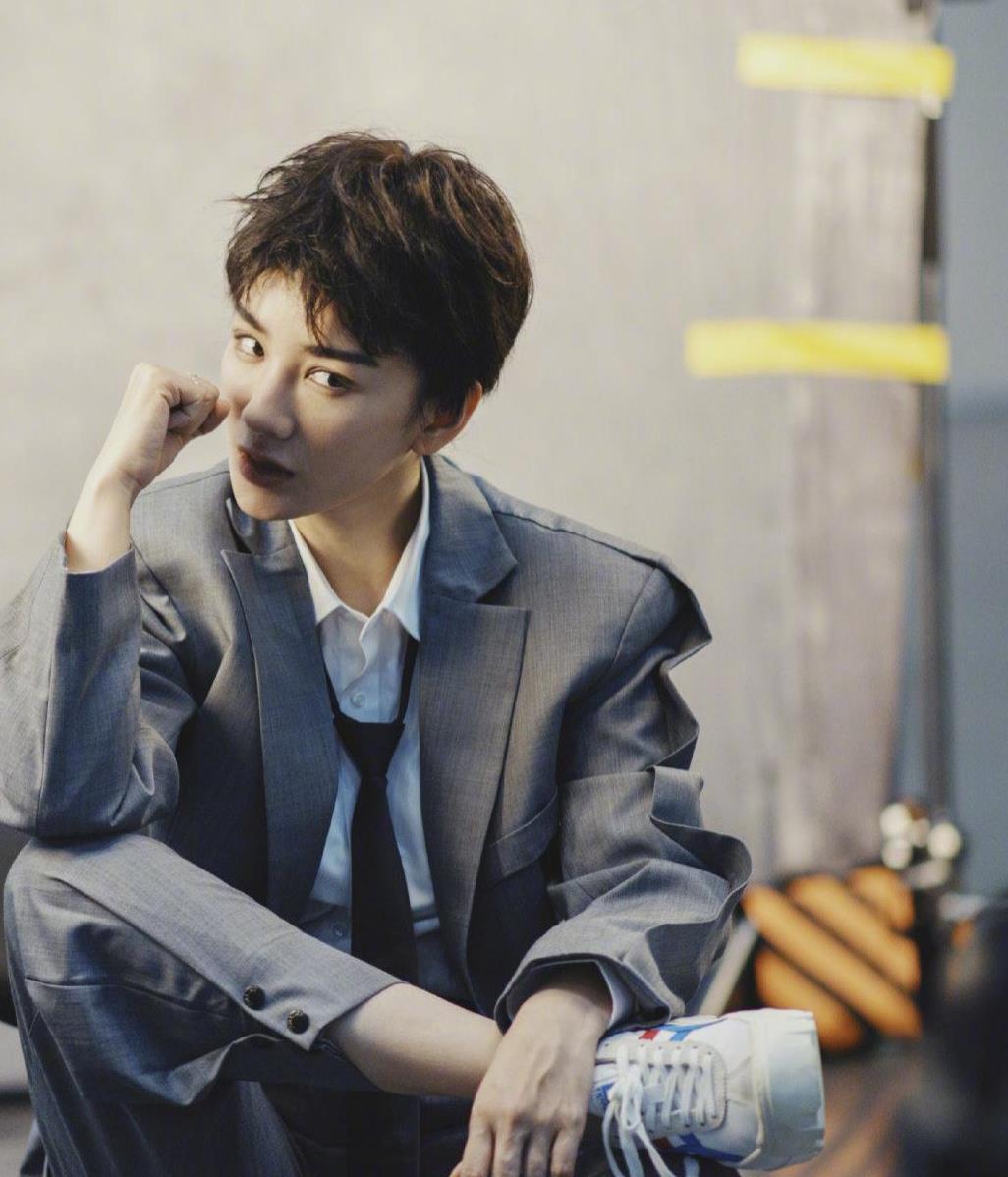 黄奕帅气短发来袭,狗啃式配灰西装酷帅大牌感十足,时髦又有范儿