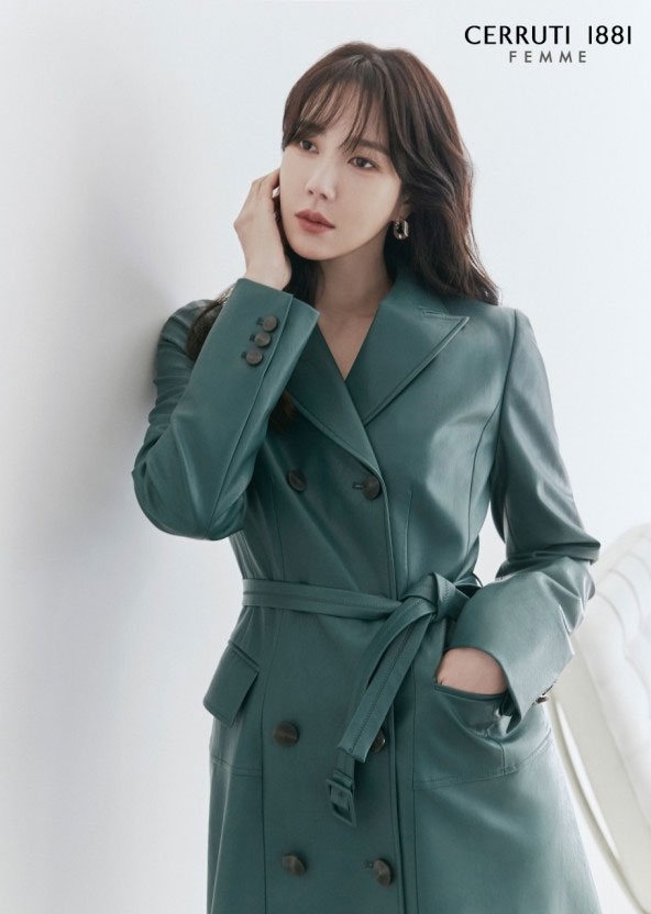 韩国女艺人李智雅宣传照曝光温婉干练气质好