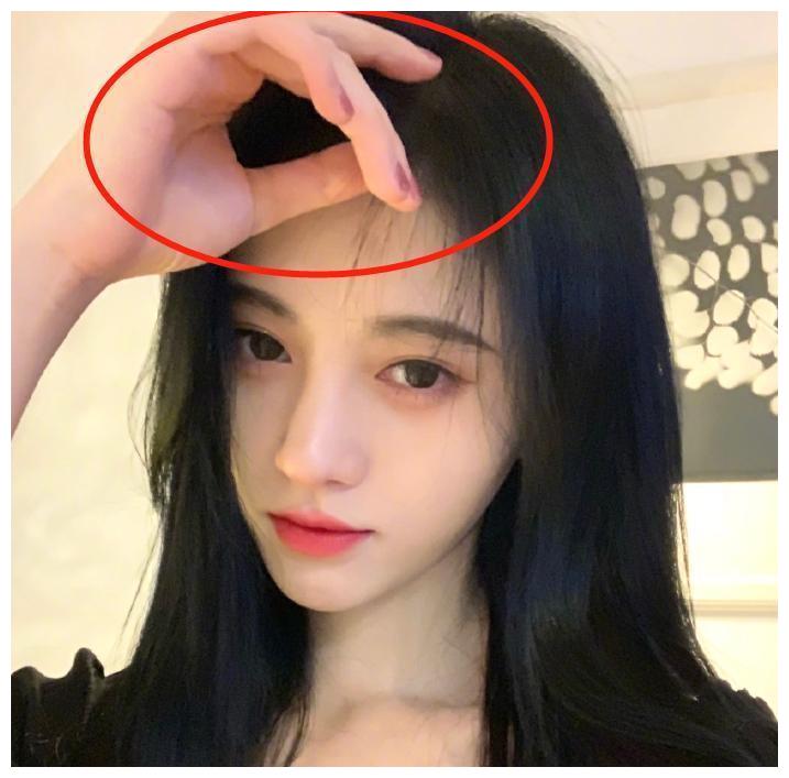 鞠婧祎对准镜头洗脸真实长相一望而知我却关注她的发际线