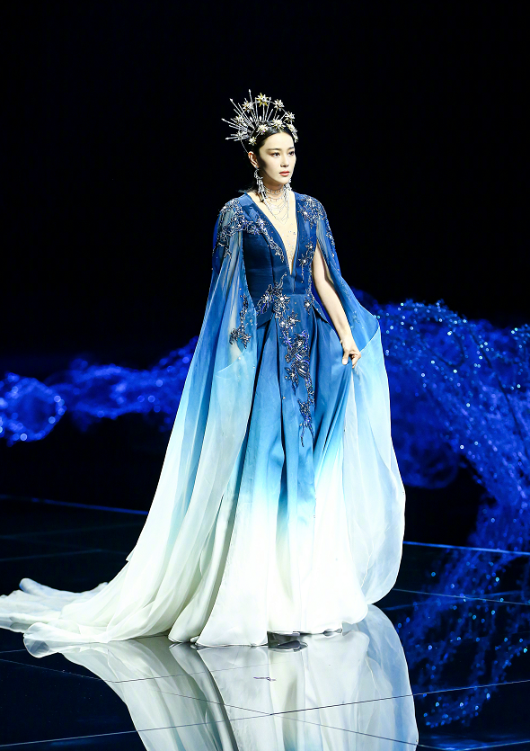 张馨予,张予曦同台走秀,军嫂vs王思聪前女友,谁更有超模范在盖娅传说