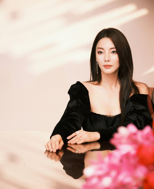 张雨绮高开叉黑礼服身材傲人气场强