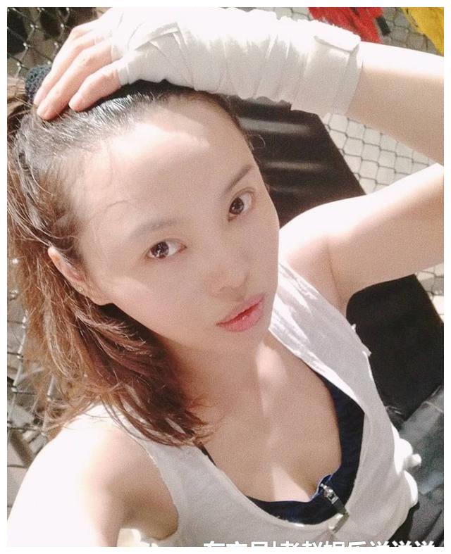 《十八岁的天空》里的两班花,蓝菲琳获奖无数,吴丹丹奔四像十八