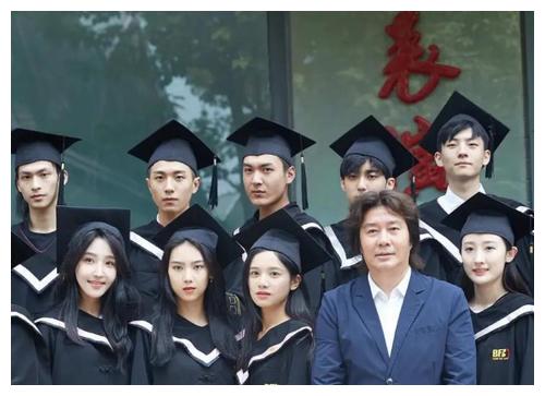 北电17级毕业照:王俊凯帅气,关晓彤出众,两位热播剧女主像素人__财经