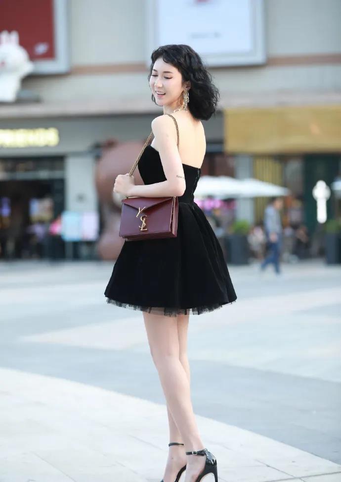 街拍时尚:黑色蓬蓬裙带来暗黑风格,做一个叛逆的傲娇小女生