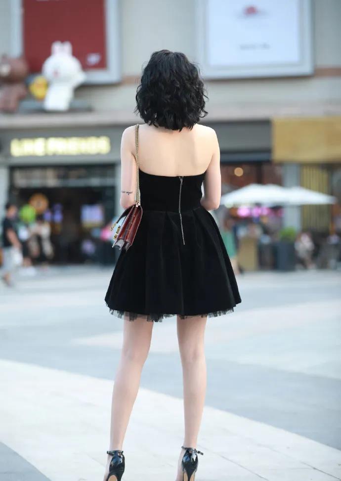 街拍时尚:黑色蓬蓬裙带来暗黑风格,做一个叛逆的傲娇小女生