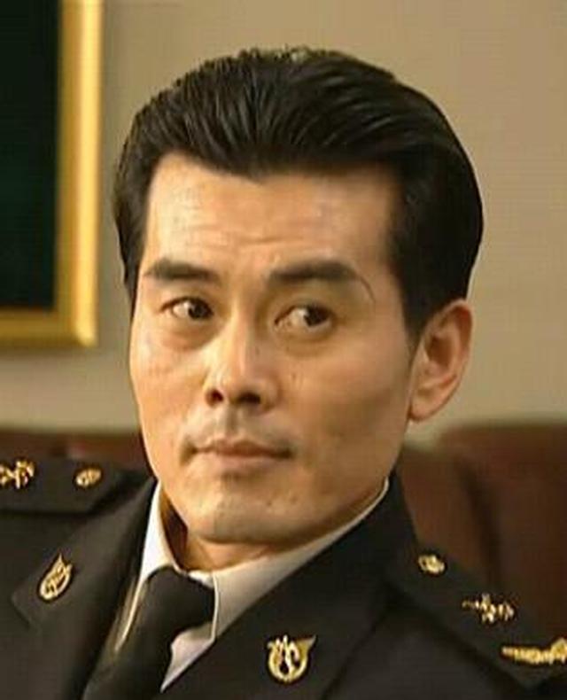 他是《神探狄仁杰》中的曾泰,尽职尽责任劳任怨,拍戏多年却不火