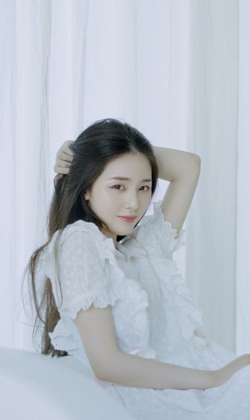 程熙媛美照,宛如花开一般的淡雅,显得特别精致优雅!