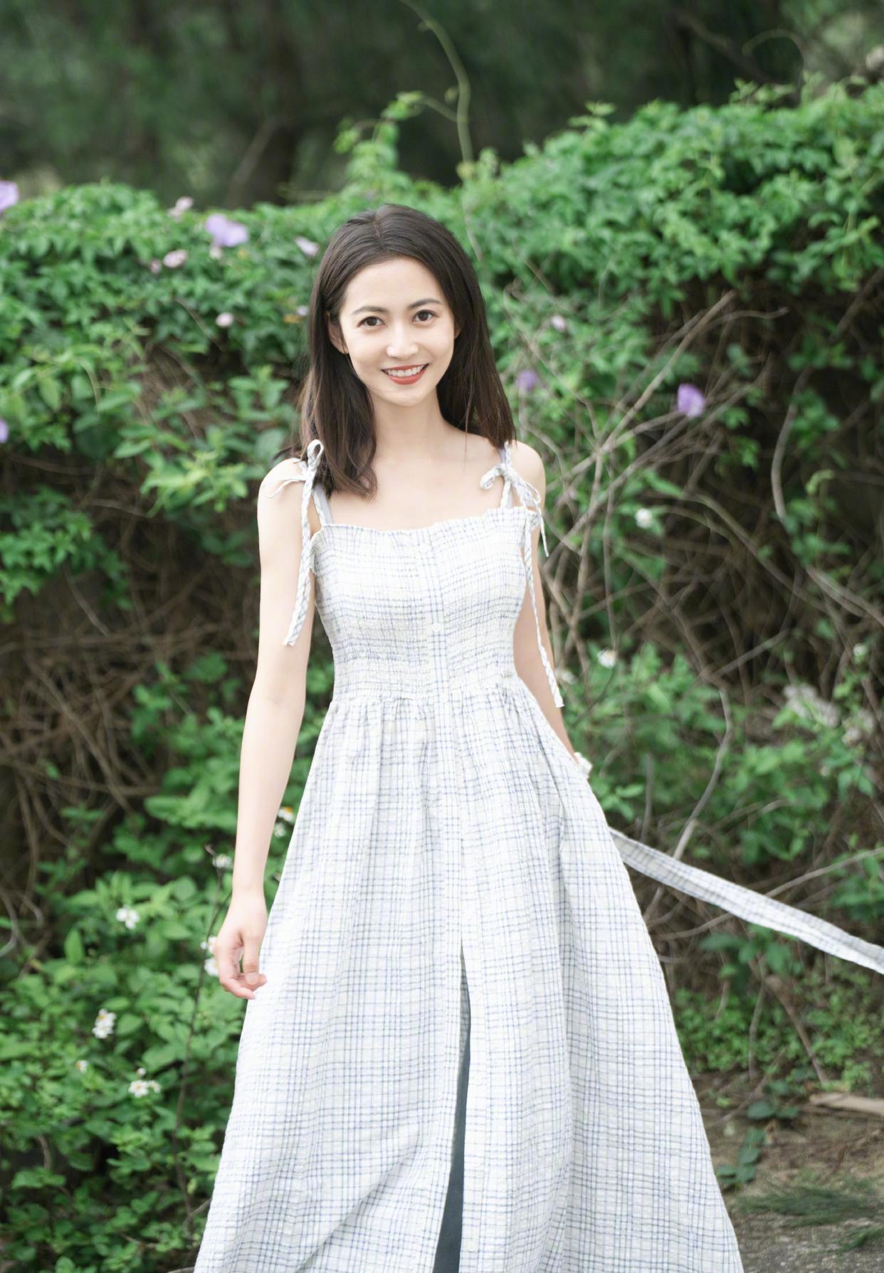 陈钰琪初夏小吊带穿搭清甜灵动，氛围感直接拉满