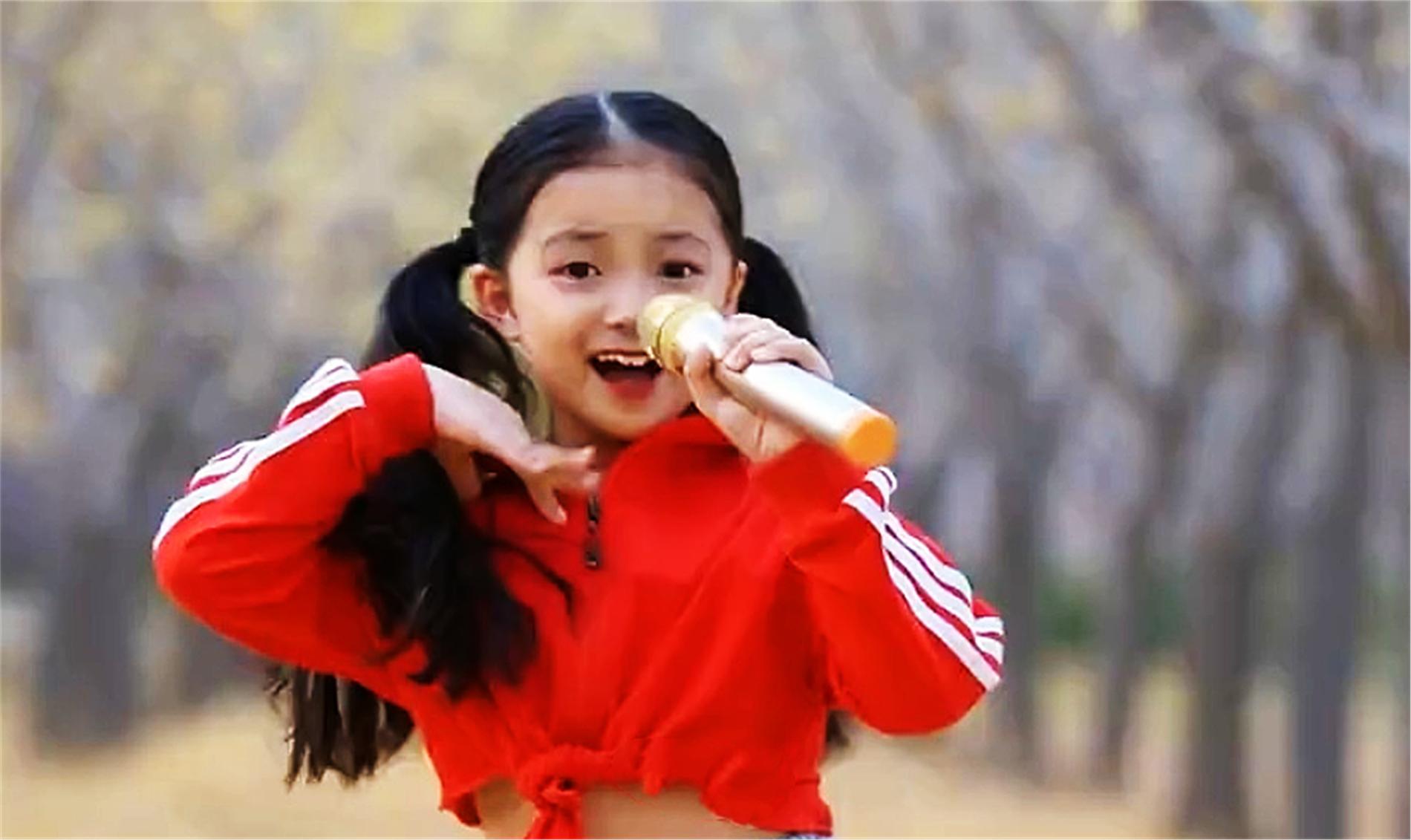 网红歌手有多牛?4岁小女孩翻唱《我和我的祖国》,完全不输原唱