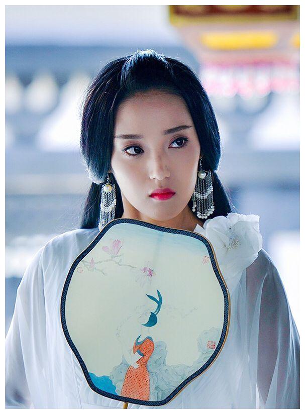 《太子妃》的时候只有18岁,这是她出道后拍的第一部戏,江映月虽然是赵