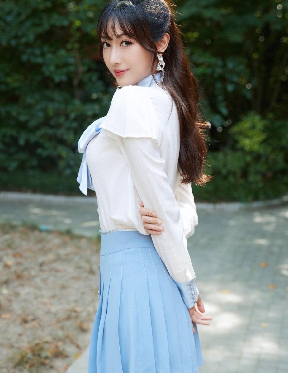 主持人李思思气质也太好了,穿浅蓝色衬衫配黄裙子,看着真高级