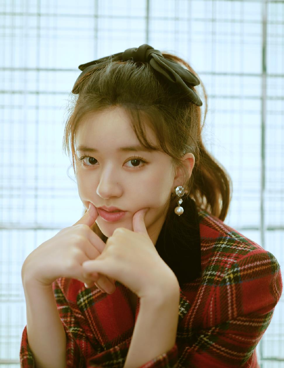 赵露思的小圆脸够可爱了,还穿格纹套装配蝴蝶结,甜到让人心动