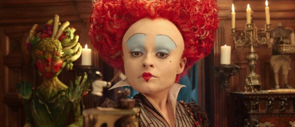 顶着心形的红发,画着想都不敢想的丑妆,扮演残暴丑恶辣眼睛的大头皇后