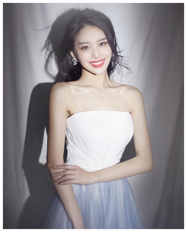 罗秋韵:娇艳如花,楚楚动人|罗秋韵_新浪新闻