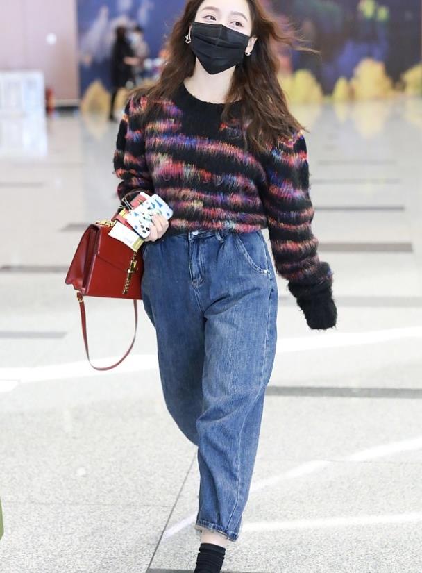 姜贞羽彩色毛衣搭牛仔裤露小腿 环抱捧花笑意盈盈|牛仔裤|姜贞羽_新浪